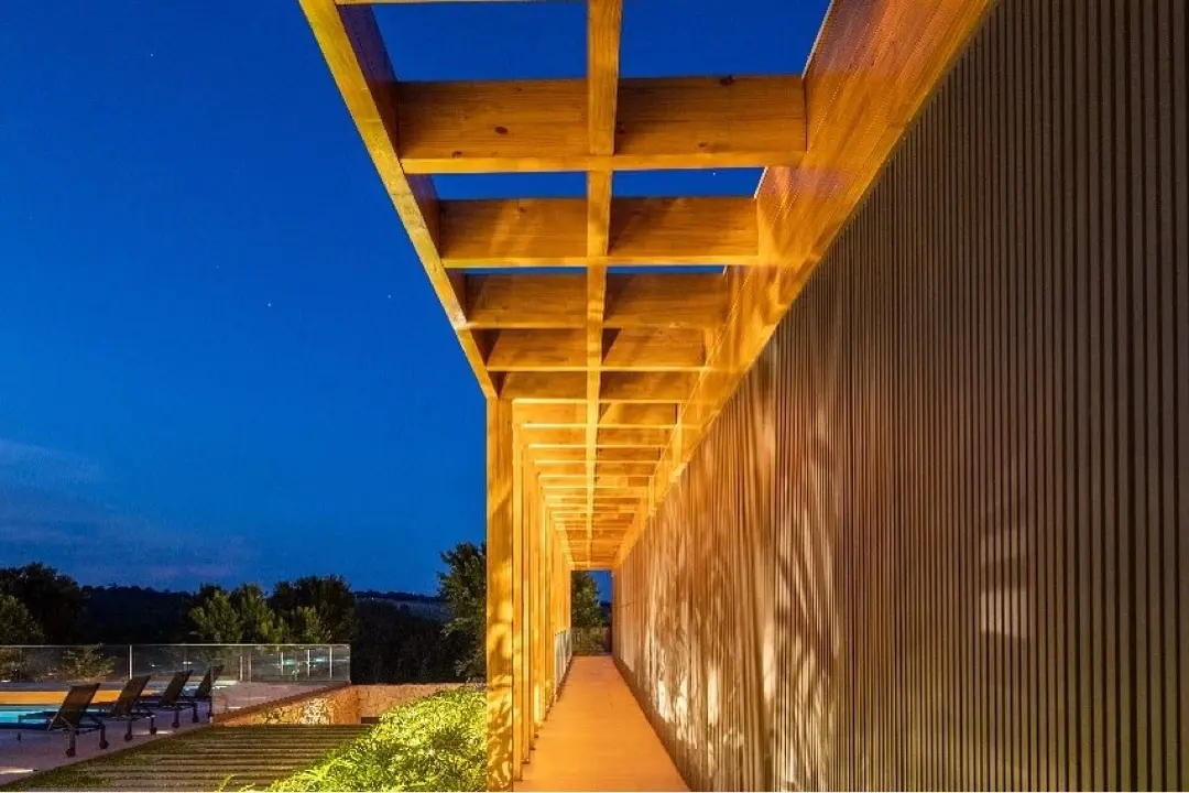 Corredor com pérgola MLC à noite