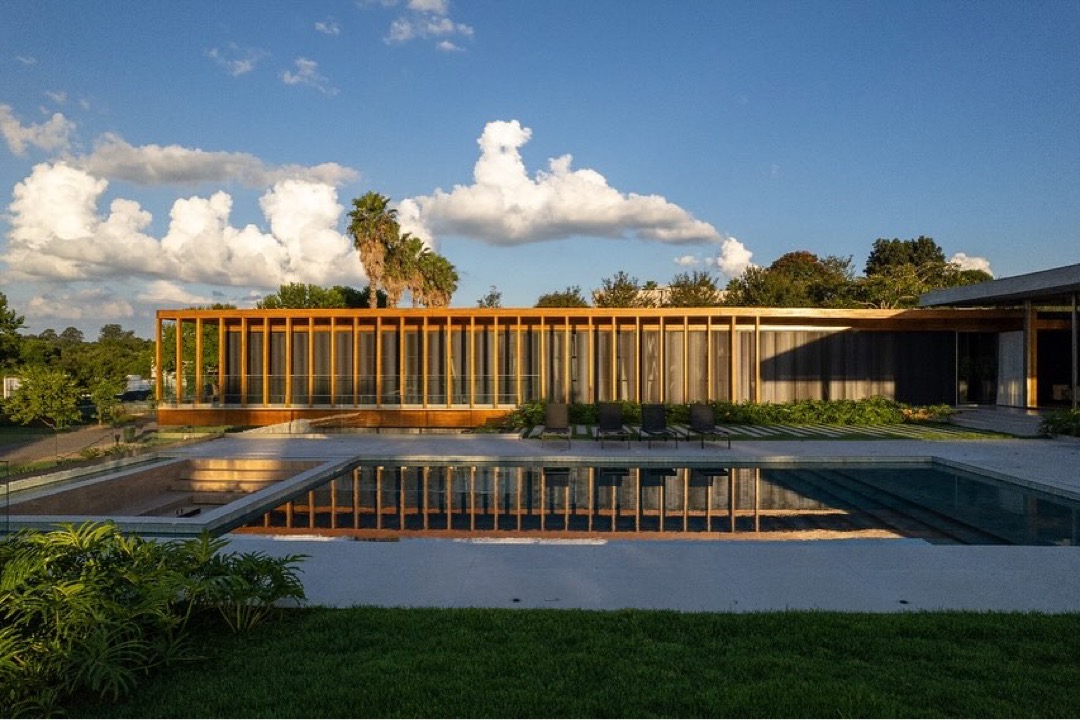 Residência Alves — piscina e pergolado ao entardecer