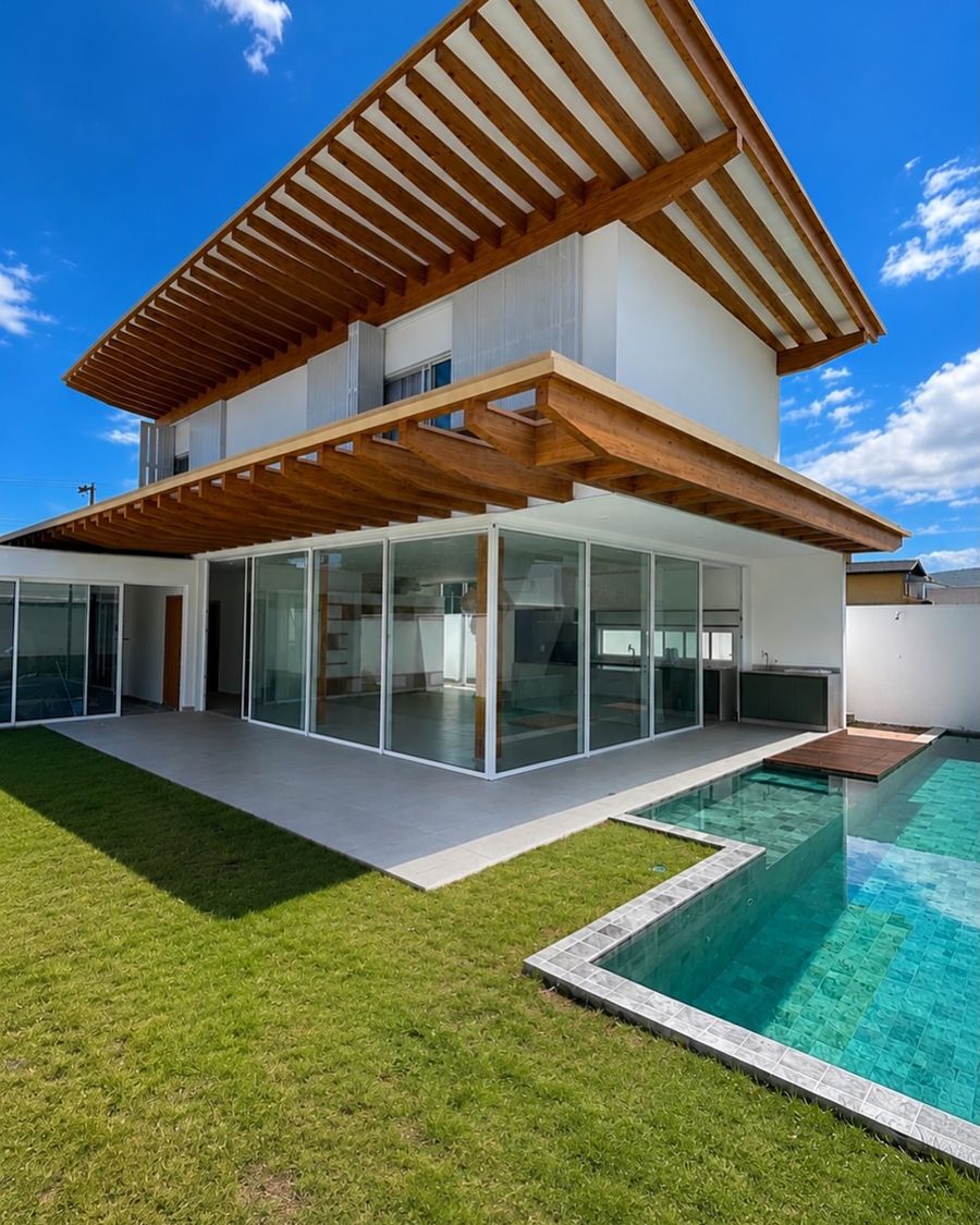 Casa Mutha — fachada com pergolado e piscina