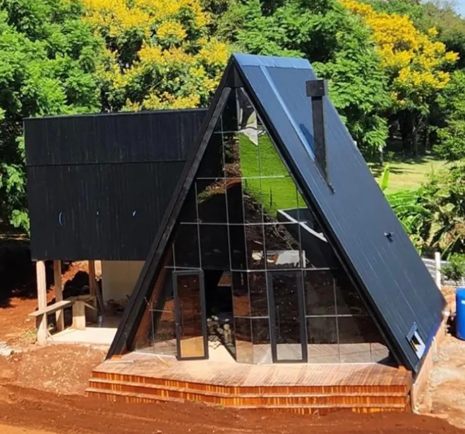 Cabana A-frame com estrutura em MLC