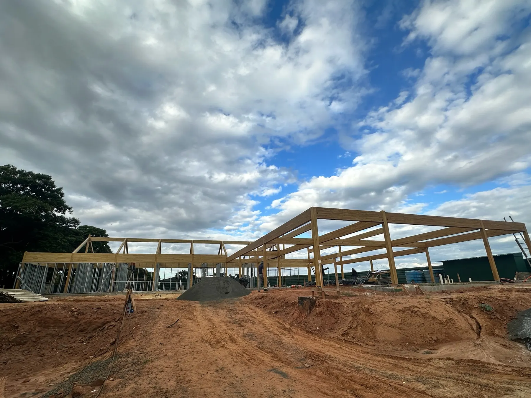 Pórticos de MLC em montagem numa obra