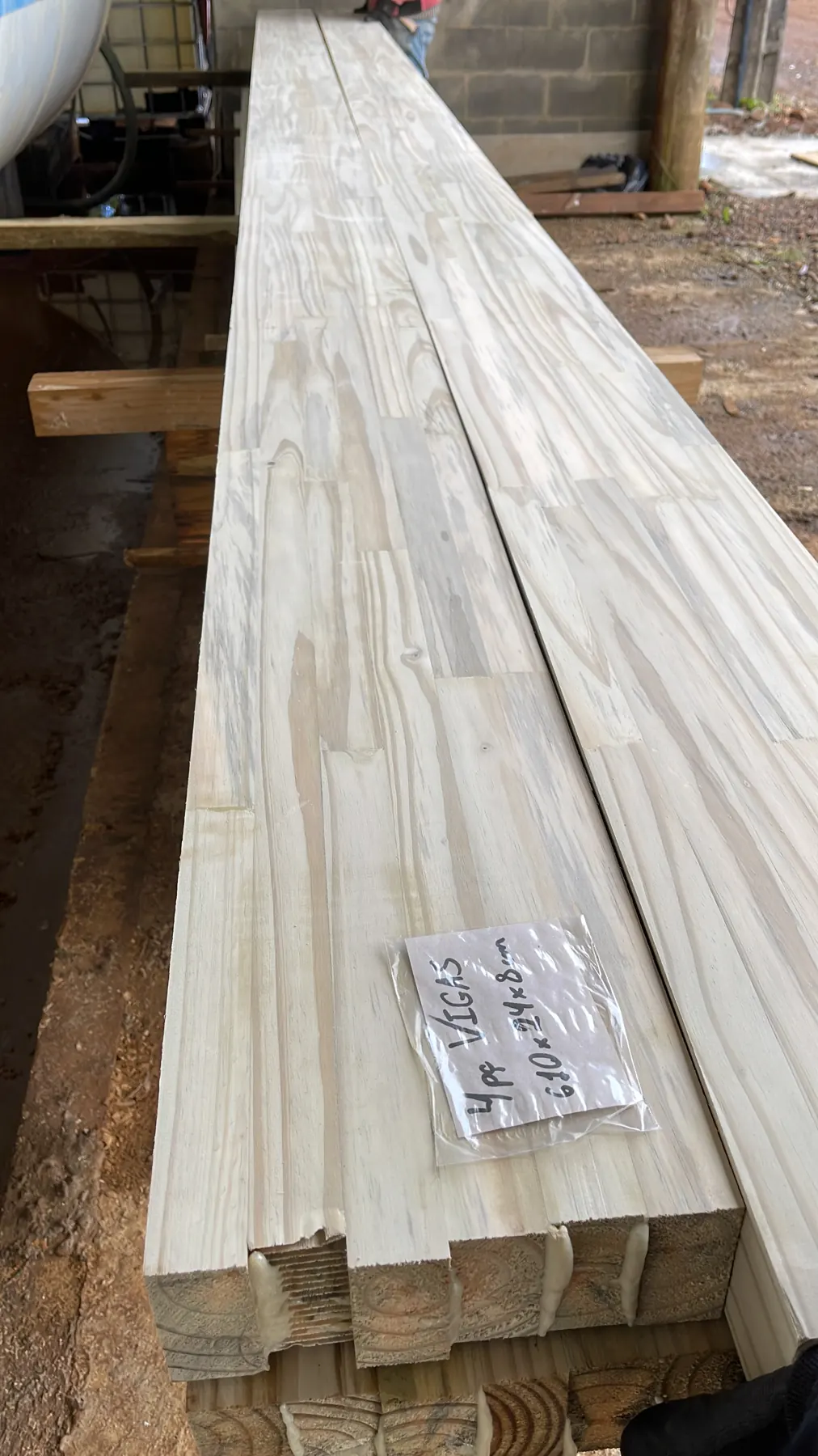 Viga longa de MLC em Pinus pronta na fábrica