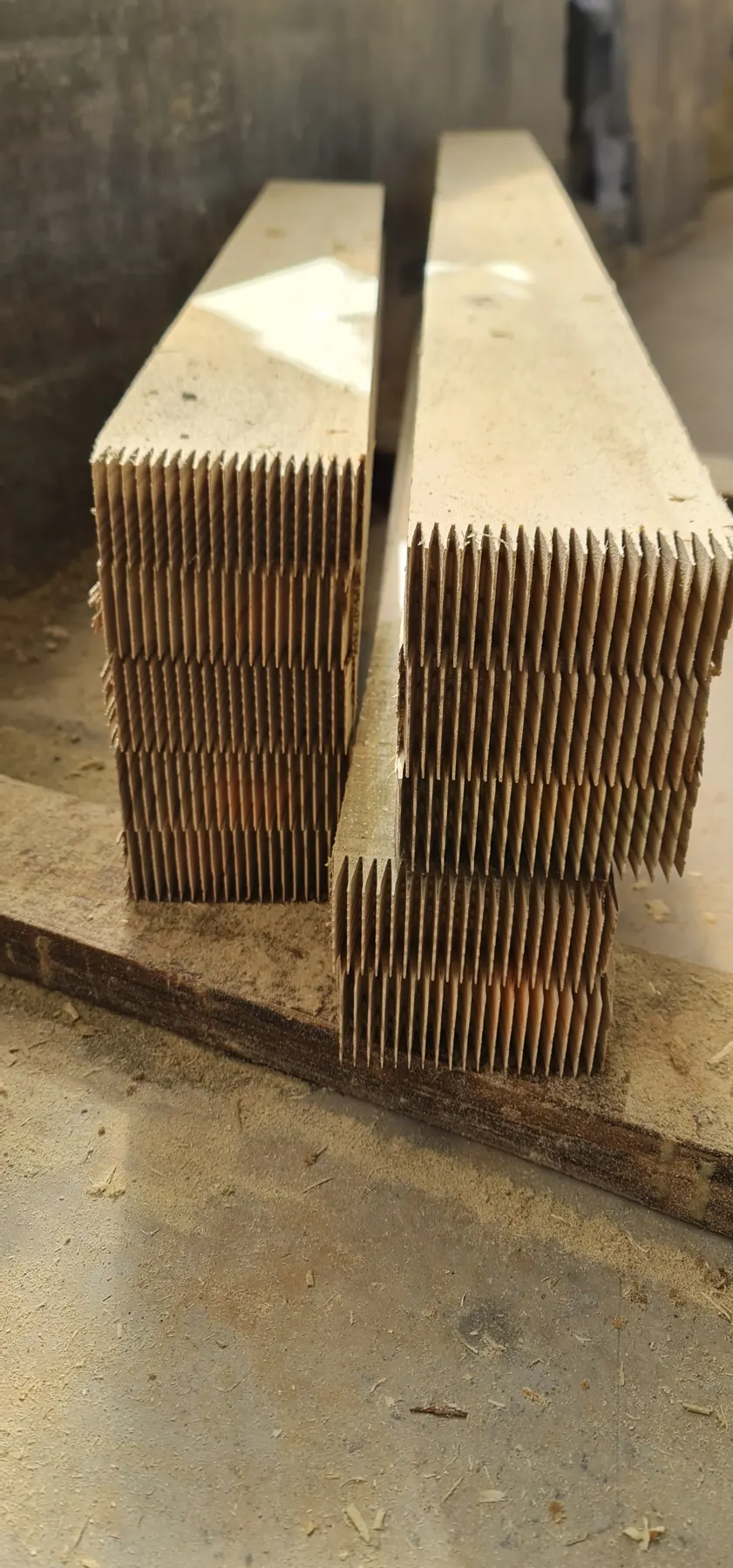 Emenda finger joint nas lamelas de MLC na fábrica