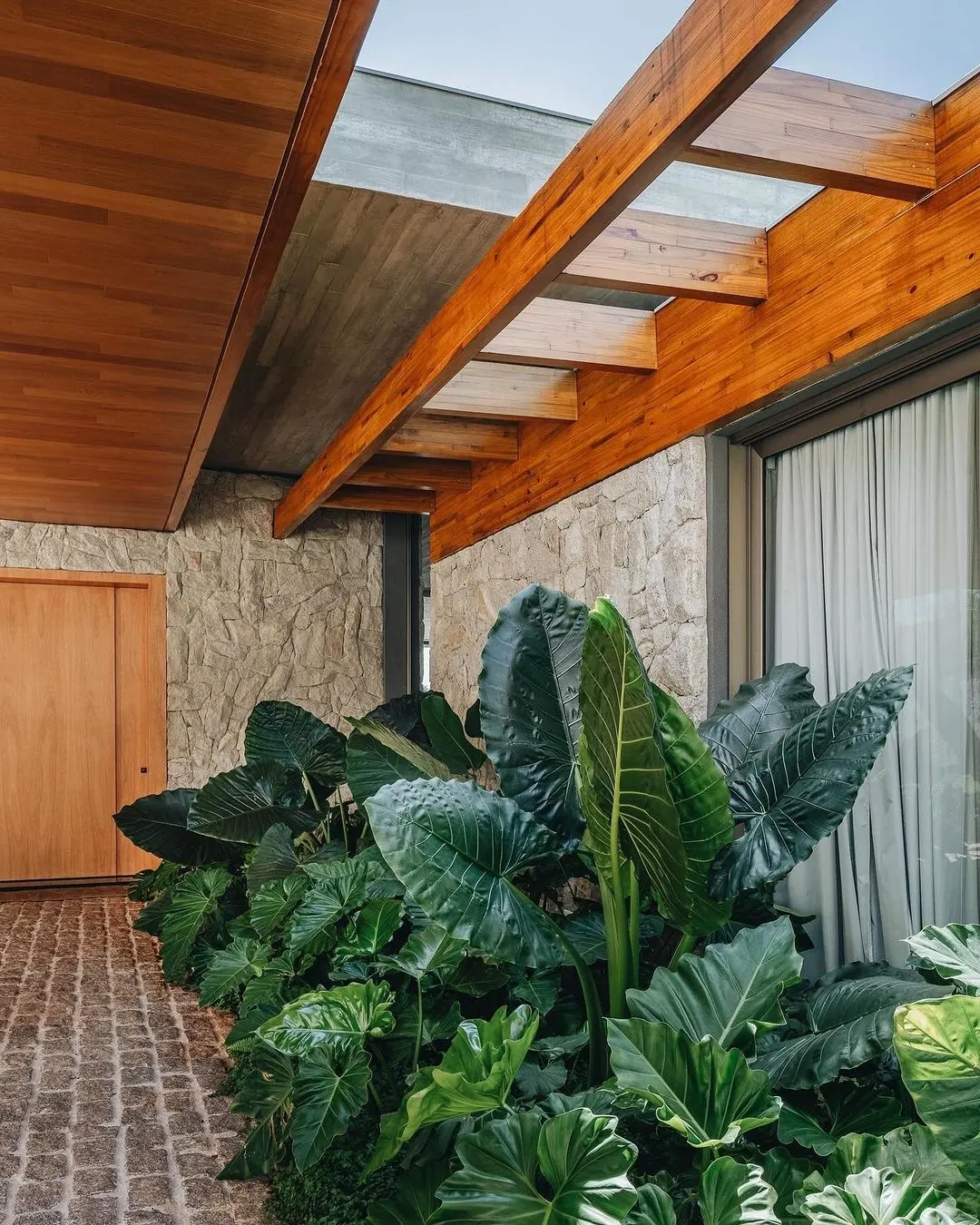 Vigas de MLC sobre jardim interno